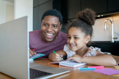 KIKI’S TAAL AVONTUUR: SPELENDERWIJS VREEEMDE TALEN WOORDENSCHATVERWERVING BIJ JONGE KINDEREN